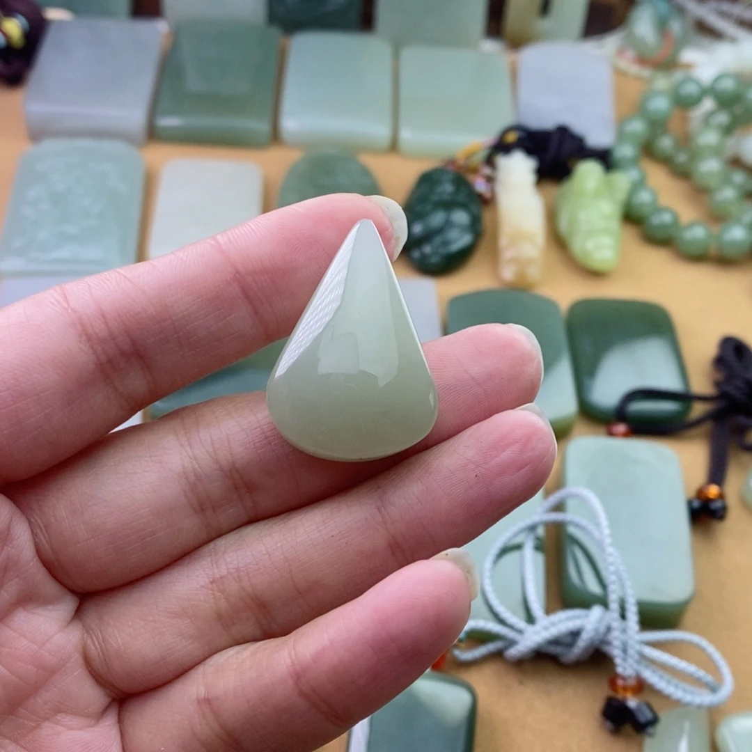 和田玉颈饰未镶嵌旺*微瑕包容有棉