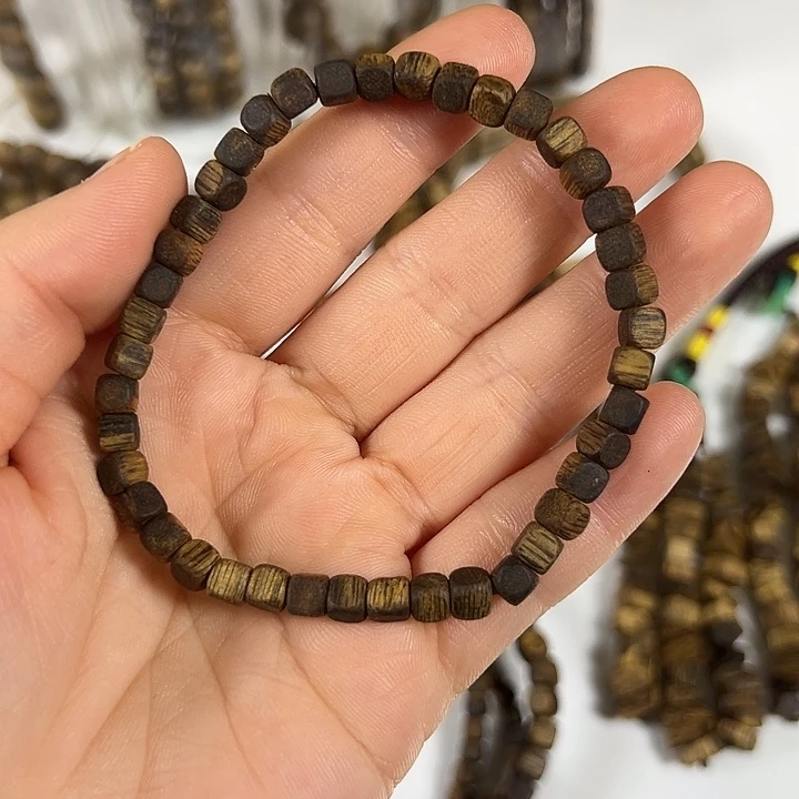 沉香碎屑沉香莺歌绿奇楠 0.4mm方糖珠 原色原香