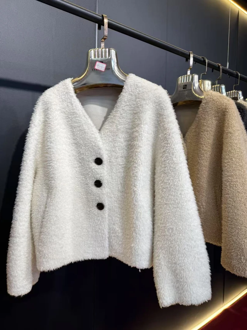 2025冬季爆款V领时尚绵羊毛短款女外套潮流气质轻奢