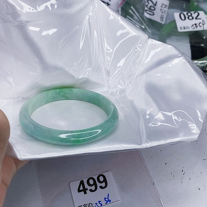 翡翠未镶嵌手镯一图一物实物为准（微瑕处理）