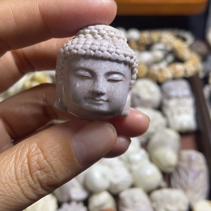 配饰鹿角雕刻一个出