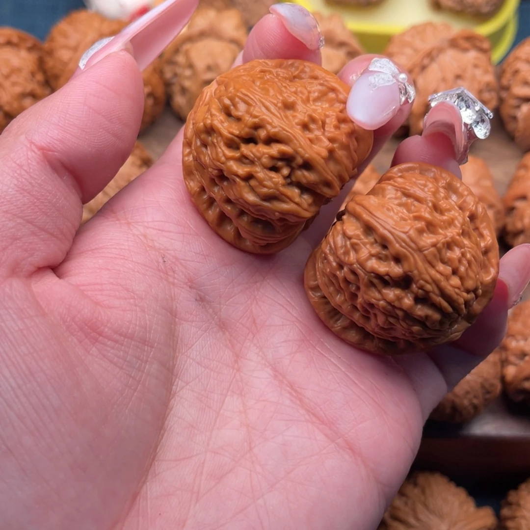 文玩核桃把件全品三角白狮子，36