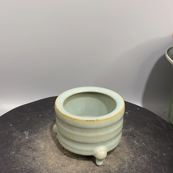 官窑三足奁造型独特