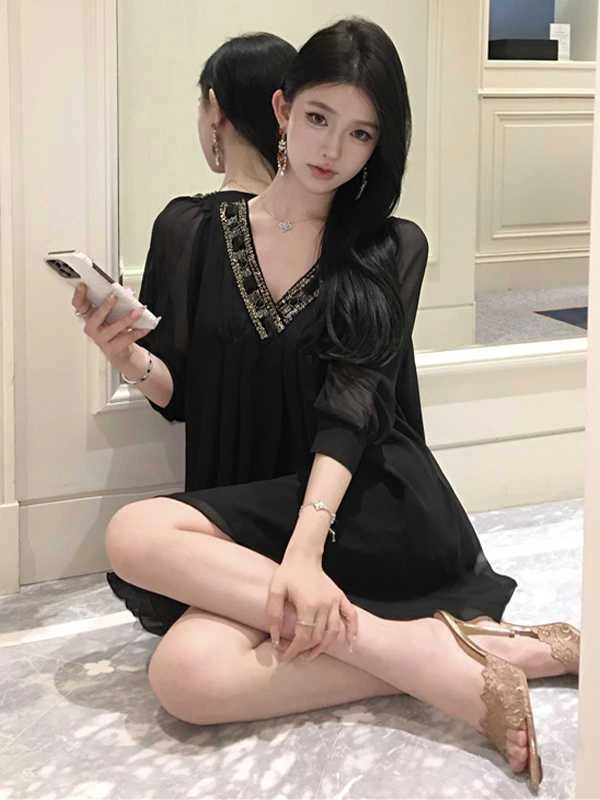 大码胖mm高端精致黑色v领长袖连衣裙法式气质名媛漂亮独特a字短裙