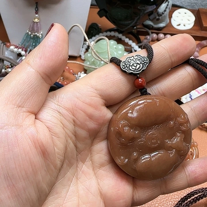 蛇纹石玉颈饰未镶嵌蓝****?