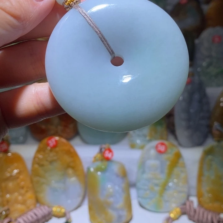 翡翠未镶嵌颈饰多样化
