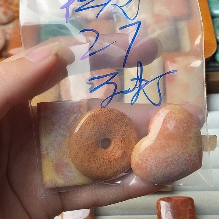 拉***亚硅化玉未镶嵌颈饰