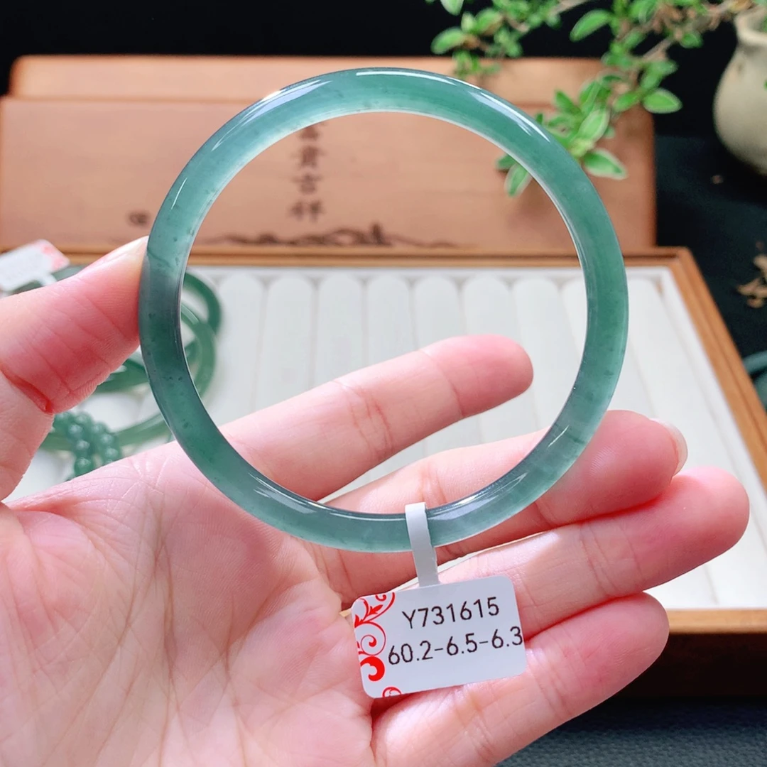 翡翠未镶嵌手镯（圆镯）