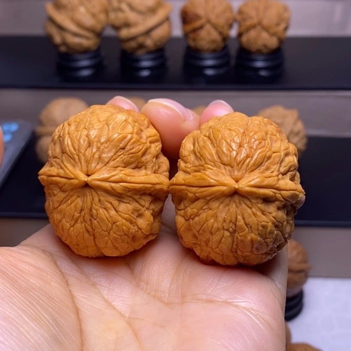 文玩核桃把件金丝绣球20