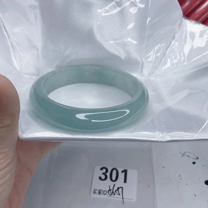 翡翠未镶嵌手镯一图一物实物为准（微瑕处理）