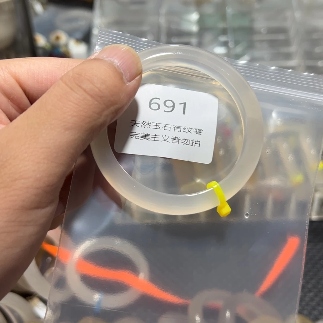 呦****玛瑙/玉髓手镯未镶嵌54