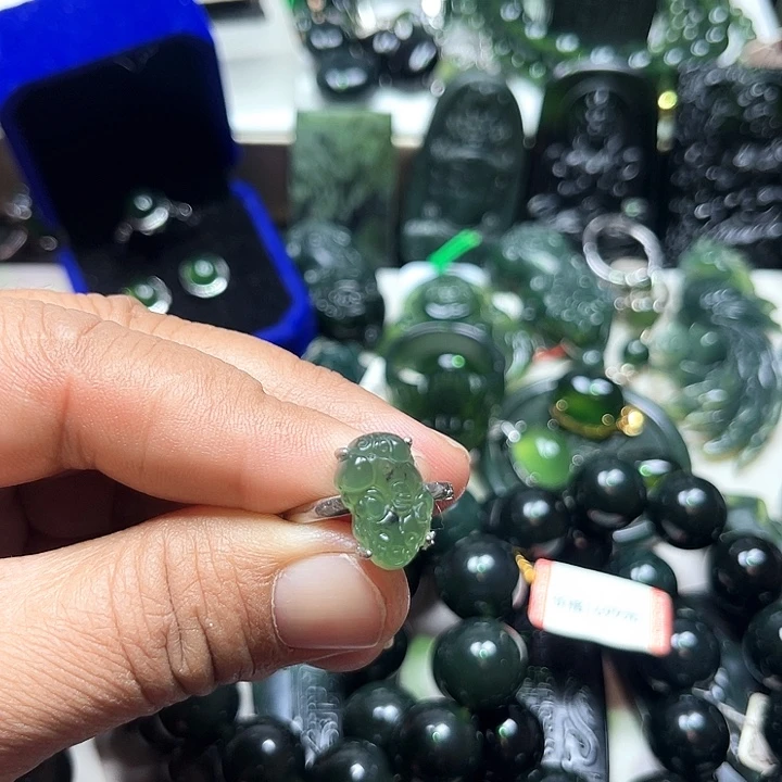 眼***师蛇纹石玉未镶嵌颈饰