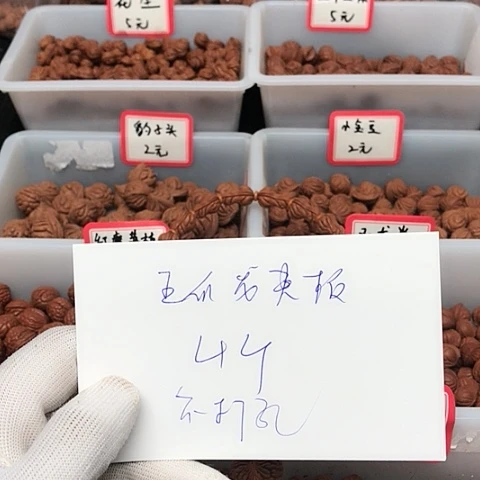 桃核吊坠l****8龙纹桃核的搭配