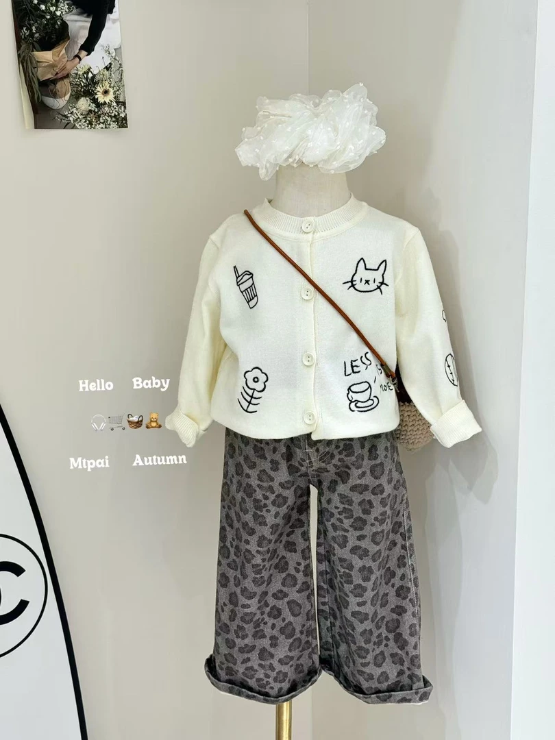 韩系女童秋季新款刺绣针织奶白开衫配豹纹直筒裤套装