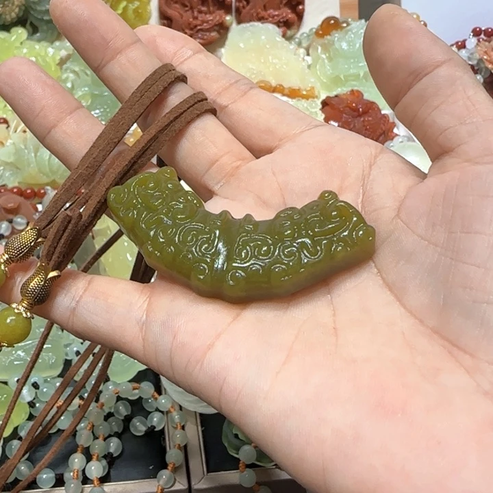 未镶嵌蛇纹石玉吊坠莉*