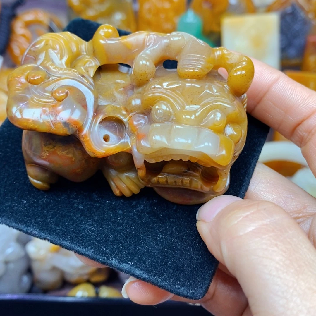 未镶嵌石英质玉（黄龙玉）颈饰