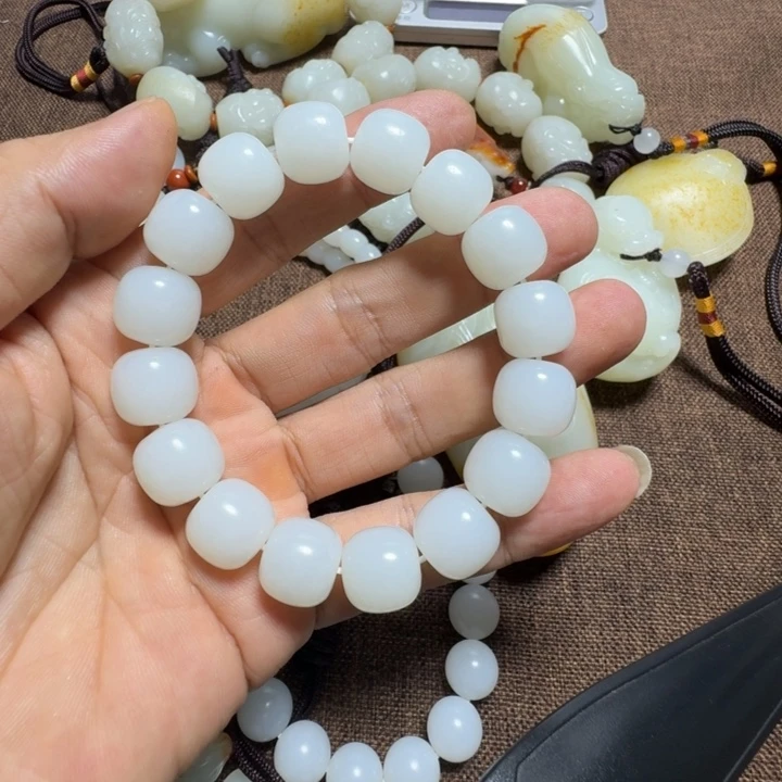 张***明颈饰未镶嵌和田玉