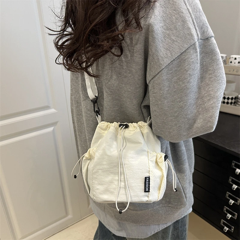 楠小姐小众尼龙布包包女2025轻便百搭ins斜挎包抽带束口水桶包女