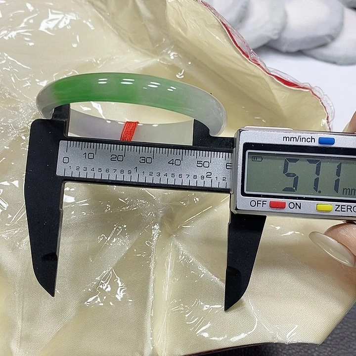 翡翠手镯未镶嵌18。