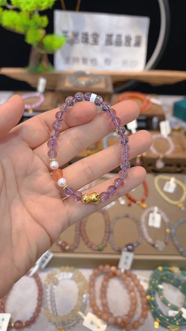 单圈紫水晶搭两颗淡水珍珠加爬爬猫款手串F801