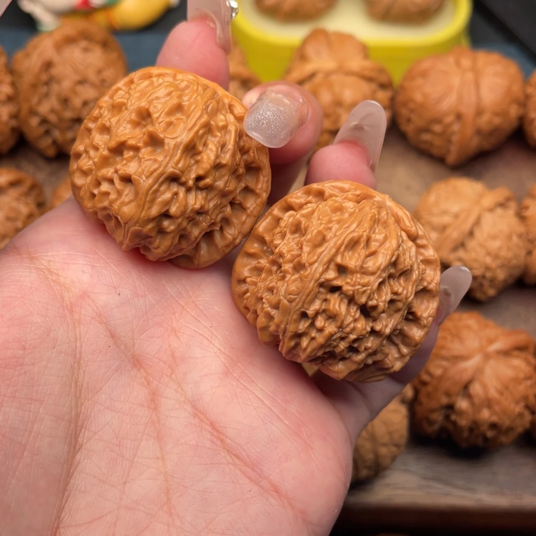 文玩核桃把件红皮白狮子37