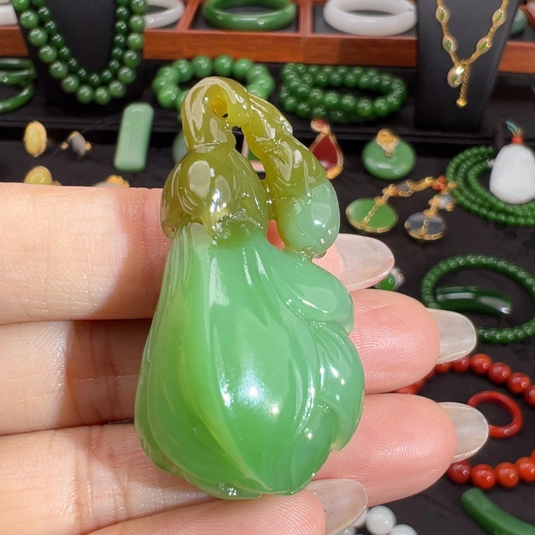 和田玉（碧玉）未镶嵌颈饰果绿糖色俏色玉兰花