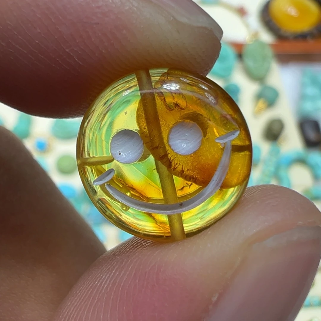 未镶嵌颈饰琥珀笑脸