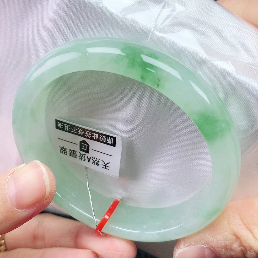 翡翠手镯未镶嵌56贵