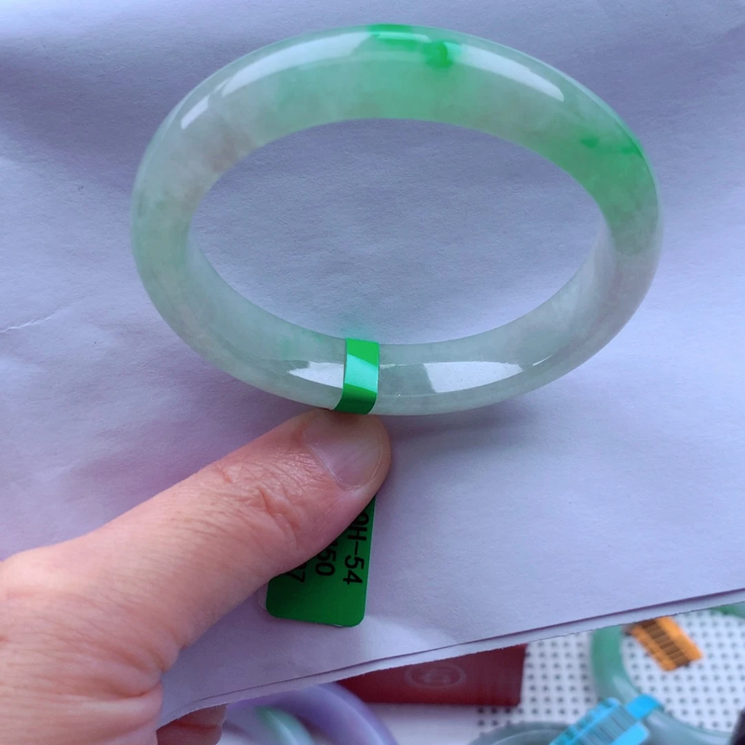 翡翠手镯未镶嵌翡翠