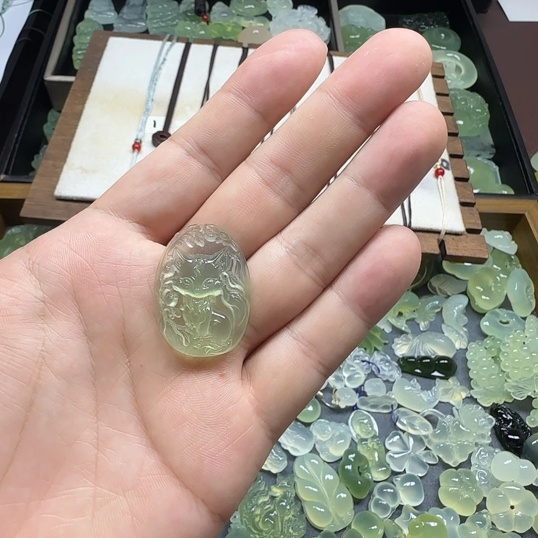 月****蛇纹石玉未镶嵌颈饰