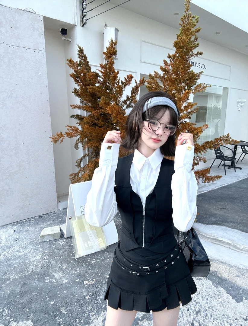 甜酷辣妹风V领叠穿工装马甲背心简约衬衫上衣A字金属扣腰带百褶裙