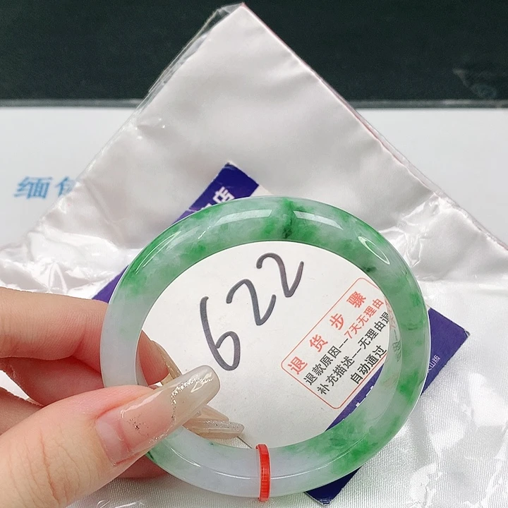 翡翠手镯未镶嵌翡翠手镯