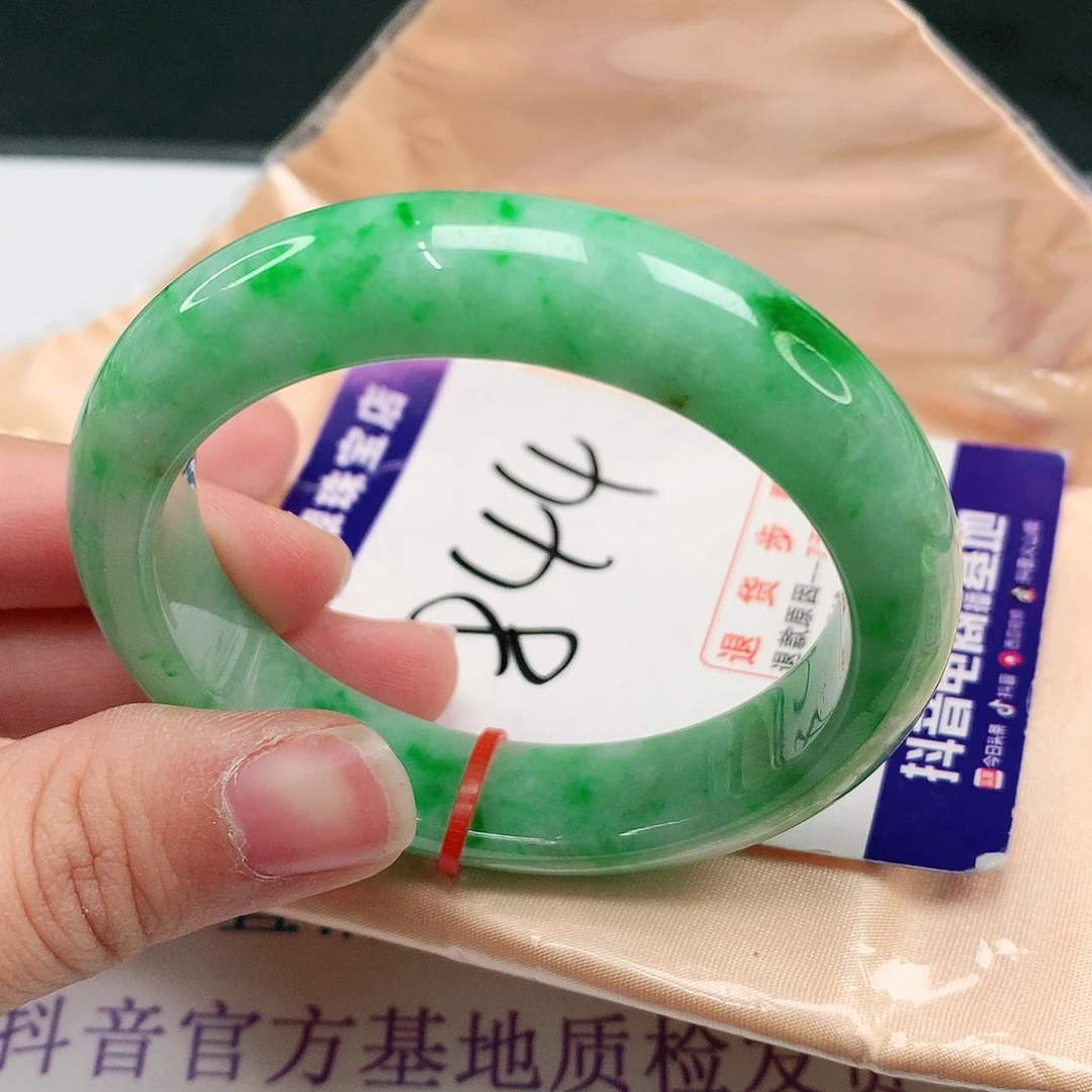 翡翠手镯未镶嵌翡翠