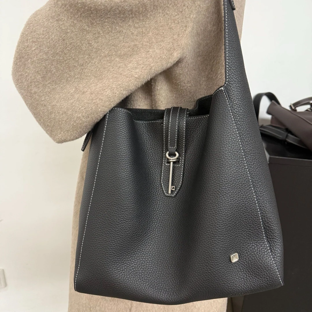 OMI/欧米秋冬新款托特包水桶包单肩包单根斜挎包纯色休闲经典时尚