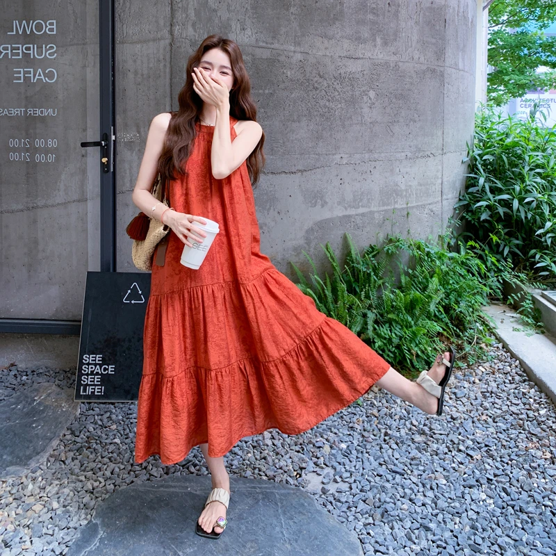 红色轻国风独特绝美挂脖提花连衣裙女2025夏季新款度假风碎花长裙