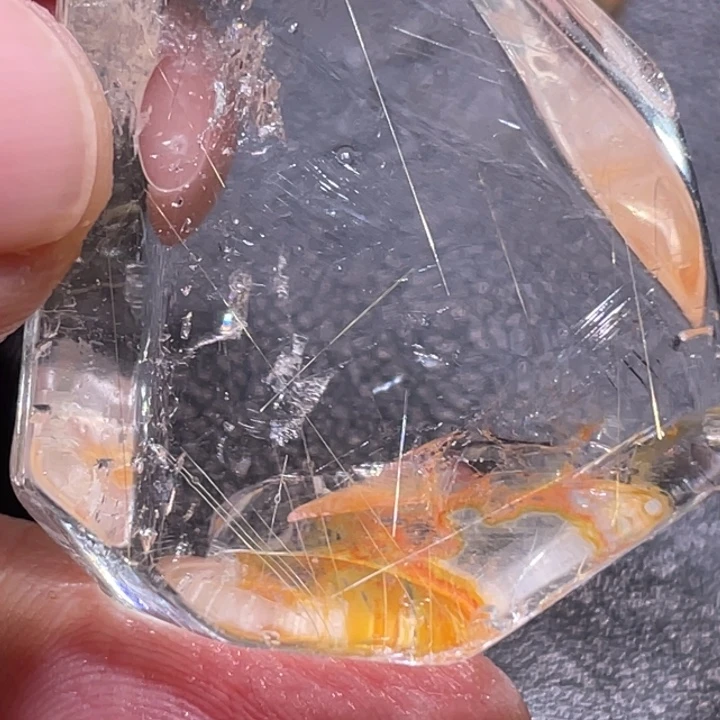 用***4未镶嵌发晶颈饰钛