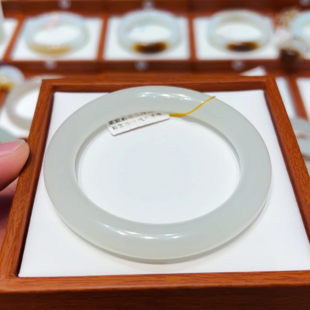 和田玉未镶嵌手镯荔枝肉