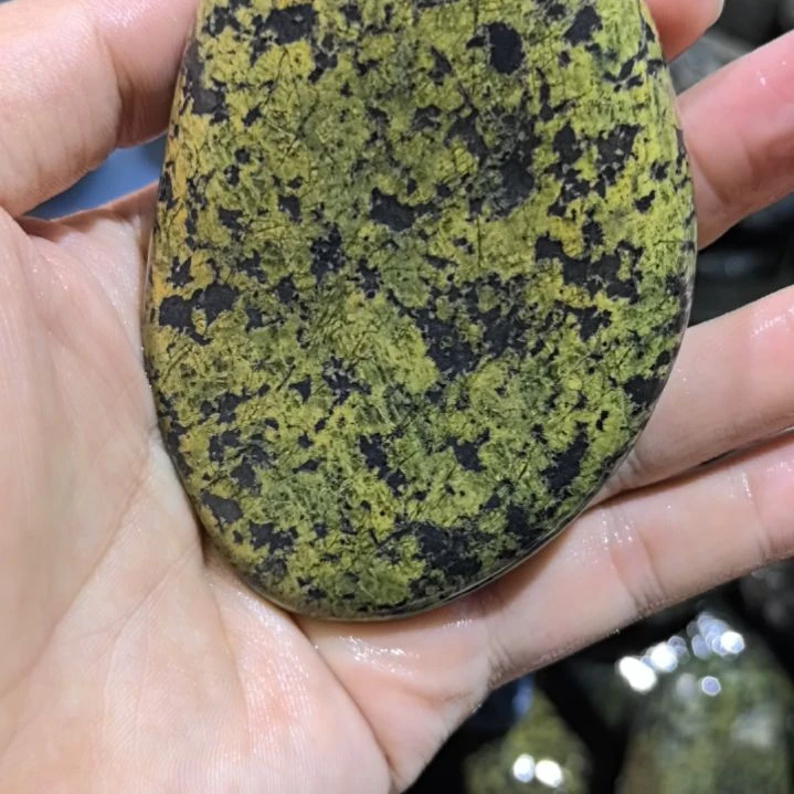 旭***颜木藏玉药王石原石一个