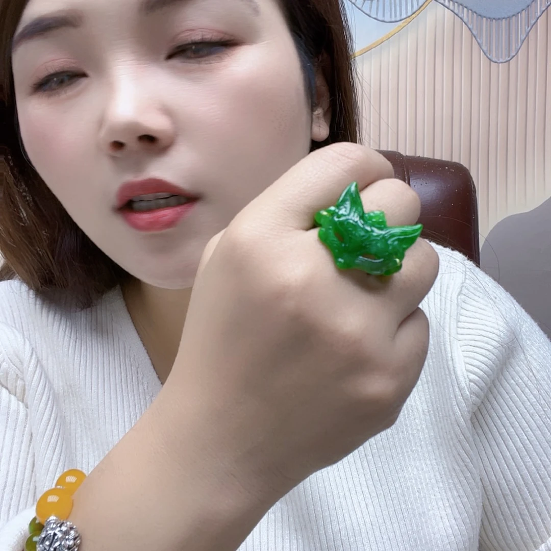 翡翠未镶嵌颈饰戒指