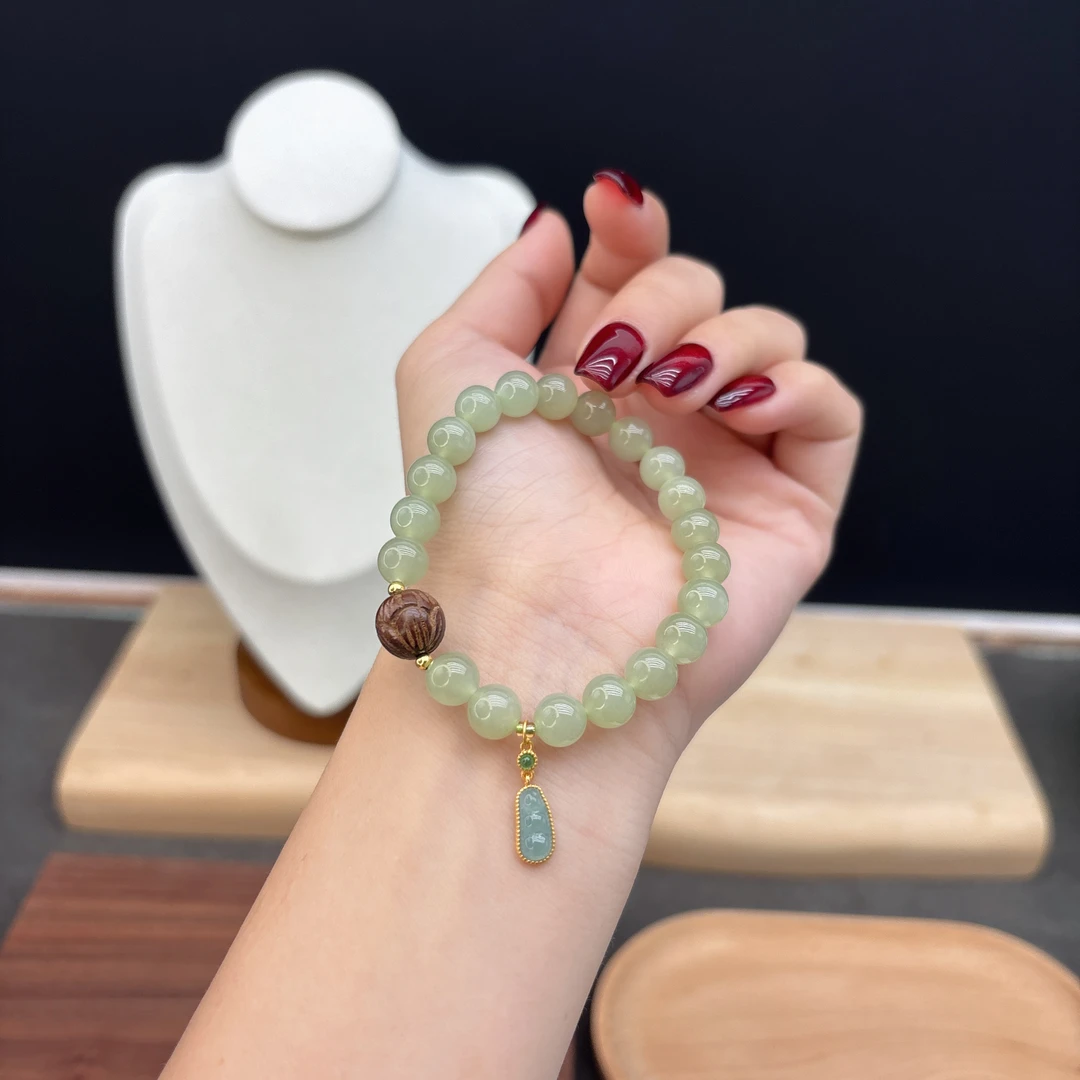 单圈和田玉卡8MM搭配莲花路路通配饰四季豆吊坠手串简约款Y127480