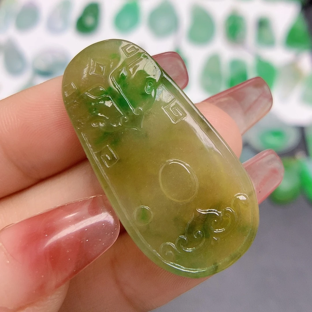 翡翠颈饰未镶嵌无事牌