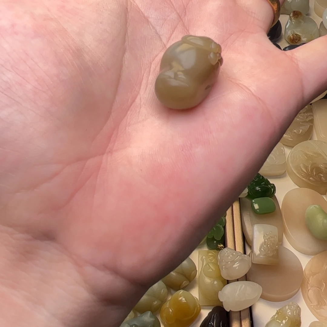 和田玉未镶嵌颈饰和田玉猪咪