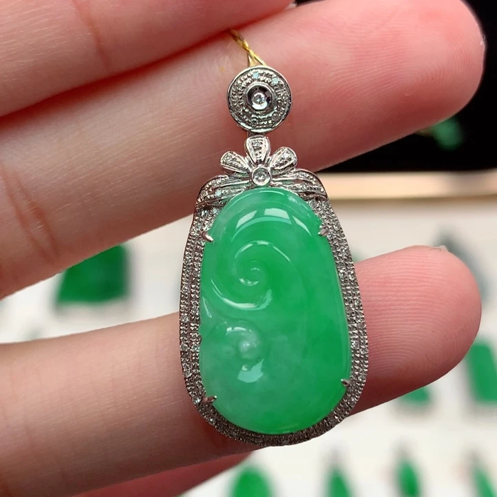 颈饰18K金镶嵌翡翠翡翠