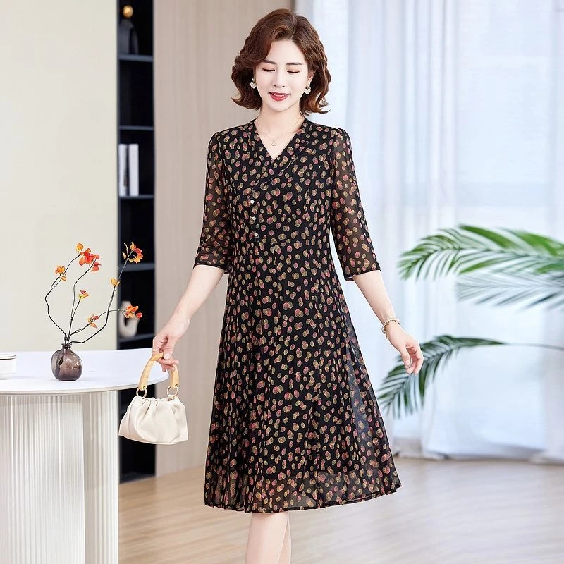 气质妈妈连衣裙洋气新款碎花时尚中老年收腰2025显瘦裙子妈妈装