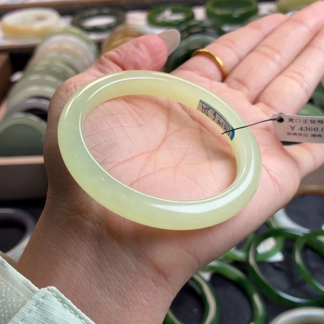 和田玉未镶嵌手镯冰黄口