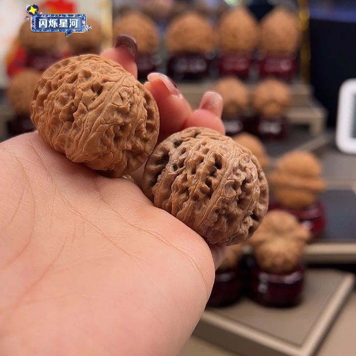 文玩核桃把件得**鱼白狮子 c-028