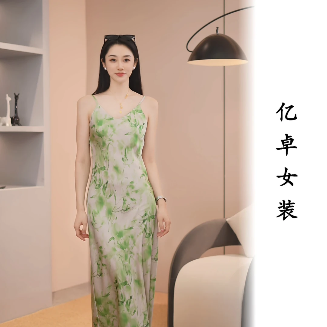 2025夏季轻国风新款气质显瘦法式温柔风修身吊带连衣裙8030