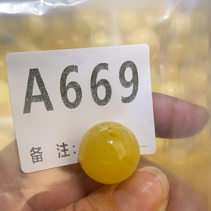老***吴琥珀未镶嵌珠宝奇石微瑕20.3 分两单拍一颗珠子