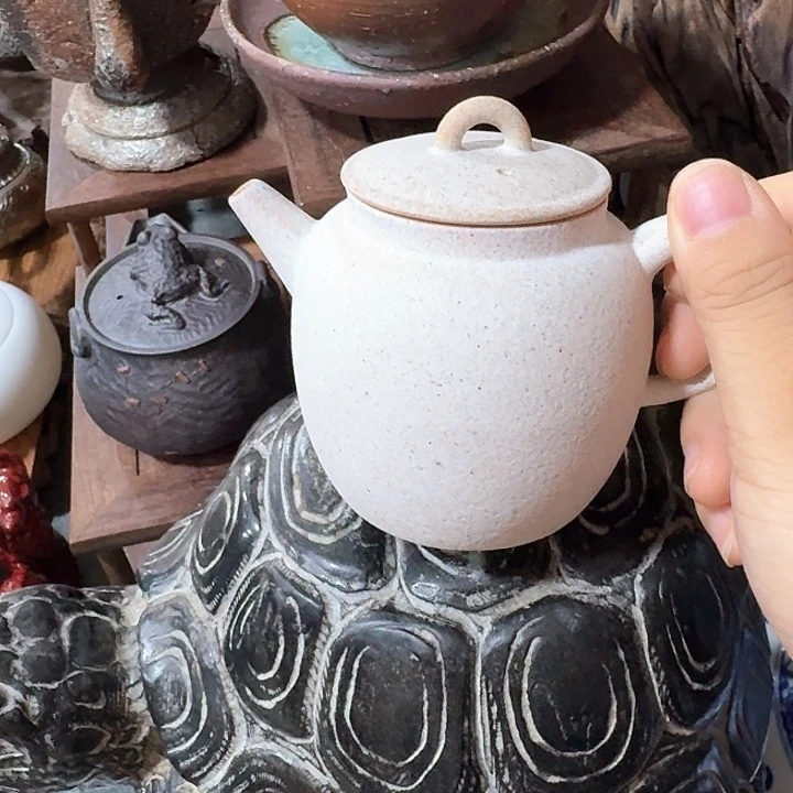 主人杯一个，瓷。。品茗