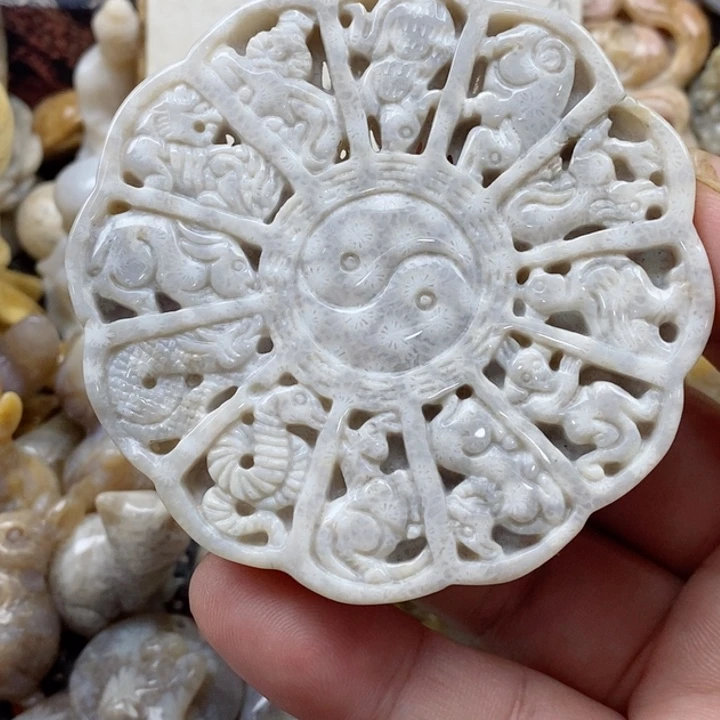 颈饰未镶嵌硅化珊瑚（珊瑚玉）有瑕